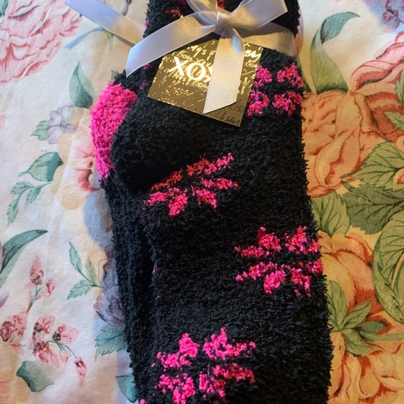NWT XlOXO Women’s Black and Pink Cozy Socks Size 4 to 10 - Picture 1 of 7